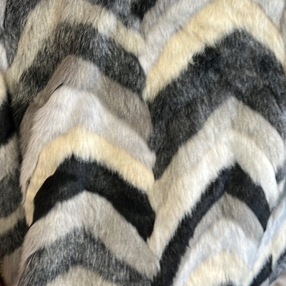 Charlie’s Grey Cream White Tonal Chevron Faux Rabbit Fur Winter Coat - Picture 9 of 10